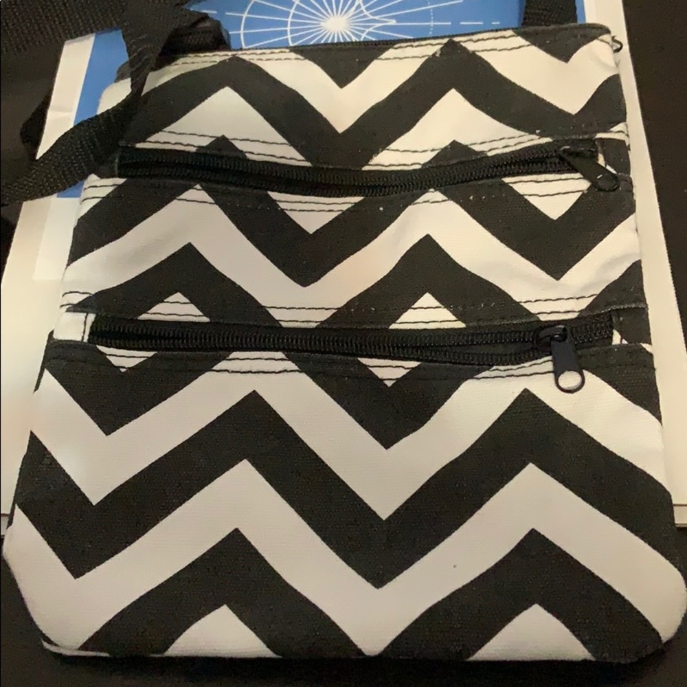 Crossbody black and white